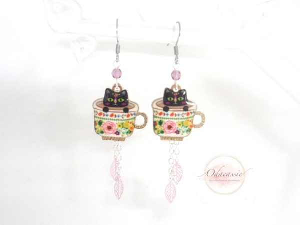 Boucles d'oreilles tasses fleuries et chats noirs chattes noires minettes noires avec estampes feuilles et perles rose noir jaune vert orange multicolore crochets en acier inoxydable bijou en édition limitée par Odacassie les créations de Cassandre bijoux et accessoires faits main bijoux poétiques bijoux bohèmes bijoux romantiques idée cadeau femme