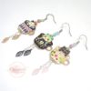 Boucles d'oreilles tasses fleuries et chats noirs chattes noires minettes noires avec estampes feuilles et perles rose noir jaune vert orange multicolore crochets en acier inoxydable bijou en édition limitée par Odacassie les créations de Cassandre bijoux et accessoires faits main bijoux poétiques bijoux bohèmes bijoux romantiques idée cadeau femme