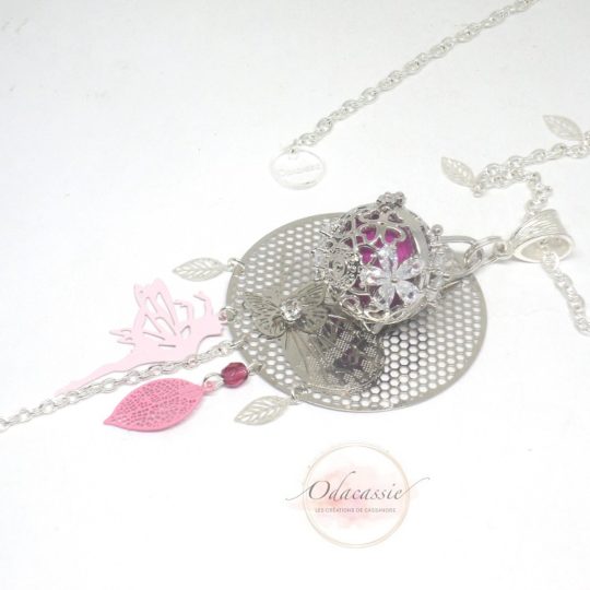 Bijou de grossesse girly et romantique cage coeurs fleurs et strass, papillon, estampe fée estampes feuilles et perles en verre de Bohême bola de grossesse attrape-rêves dreamcatcher pièce unique par Odacassie les créations de Cassandre bijoux et accessoires faits main bijoux poétiques bijoux bohèmes bijoux romatiques idée cadeau naissance idée cadeau femme enceinte idée cadeau future maman idée cadeau grossesse