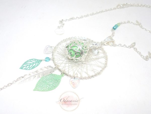 Bijou de grossesse ange assis argenté et tons de vert structure attrape-rêves dreamcatcher estampes feuilles et plume perles en verre de Bohême bola de grossesse pièce unique par Odacassie les créations de Cassandre bijoux et accessoires faits main bijoux poétiques bijoux bohèmes bijoux romantiques idée cadeau femme enceinte idée cadeau future maman idée cadeau grossesse idée cadeau naissance