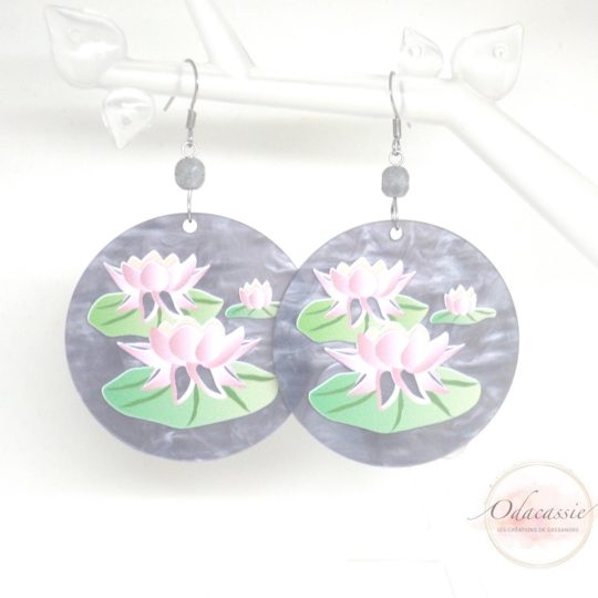 Boucles d'oreilles fleurs de lotus oversize plexiglas gris marbré vieux rose vieux mauve vert perles en verre de Bohême acier inoxydable bijou édition très limitée par Odacassie les créations de Cassandre bijoux et accessoires faits main bijoux poétiques bijoux bohèmes bijoux romantiques idée cadeau femme