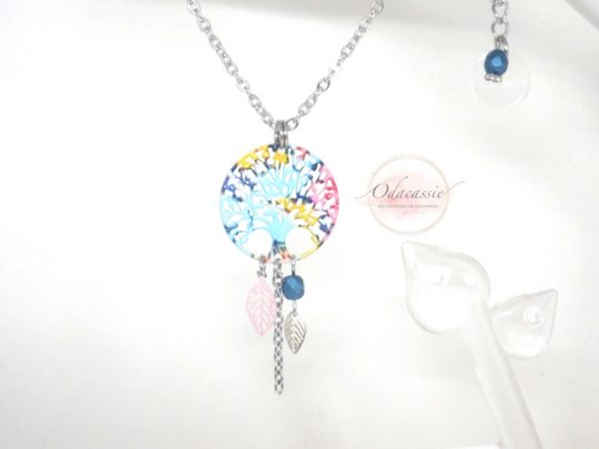 Collier arbre de vie multicolore estampes feuilles perles en verre de Bohême teintes de bleu rose jaune rouge blanc acier inoxydable pièce unique par Odacassie les créations de Cassandre bijoux et accessoires faits main bijoux bohèmes bijoux romantiques idée cadeau femme