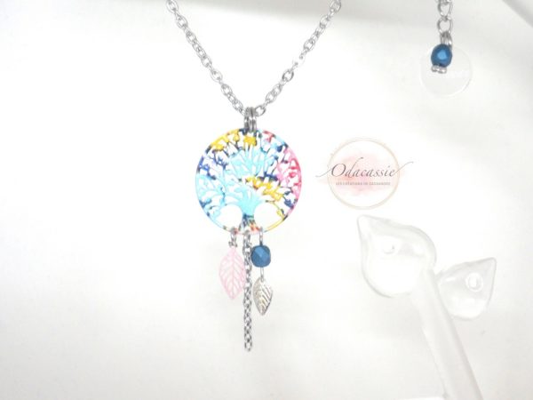 Collier arbre de vie multicolore estampes feuilles perles en verre de Bohême teintes de bleu rose jaune rouge blanc acier inoxydable pièce unique par Odacassie les créations de Cassandre bijoux et accessoires faits main bijoux bohèmes bijoux romantiques idée cadeau femme