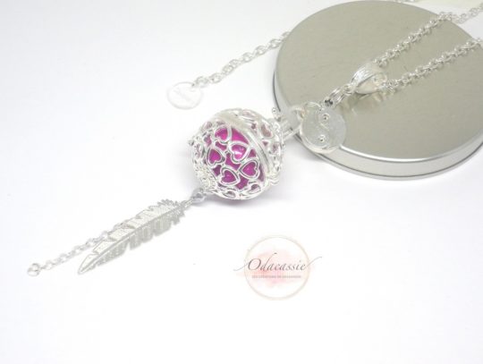 Bola de grossesse yin et yang cage coeurs bille musicale rose fuchsia estampe plume et perle en verre de Bohême bola de grossesse réalisée sur mesure pièce unique par Odacassie les créations de Cassandre bijoux et accessoires faits main bijoux poétiques bijoux bohèmes bijoux romantiques idée cadeau naissance idée cadeau grossesse idée cadeau future maman idée cadeau femme enceinte