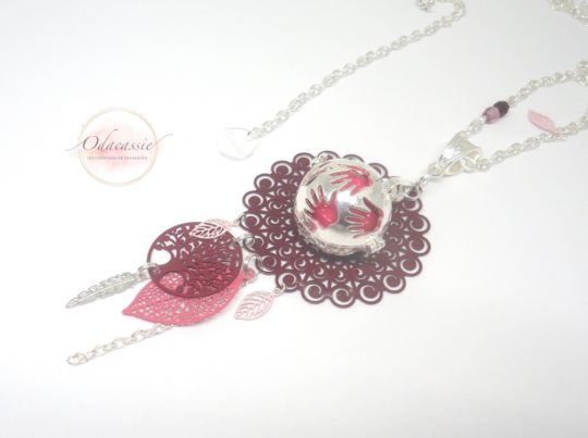 Bijou de grossesse bordeaux lie de vin argenté et rose structure attape-rêves dreamcatcher avec cage petites mains arbre de vie feuilles plume et perles en verre de Bohême bola de grossesse pièce unique par Odacassie les créations de Cassandre bijoux et accessoires faits main bijoux poétiques bijoux bohèmes bijoux romantiques idée cadeau femme enceinte idée cadeau future maman idée cadeau naissance idée cadeau grossesse