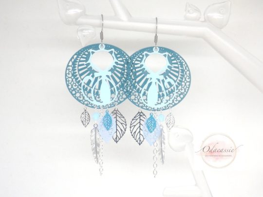 Boucles d'oreilles chats bleu clair vert émeraude gris bleuté argenté avec fines estampes feuilles plumes rosaces chats et perles en verre de Bohême boucles d'oreilles attrape-rêves par Odacassie les créations de Cassandre bijoux et accessoires faits main bijoux poétiques bijoux bohèmes bijoux romantiques idée cadeau femme