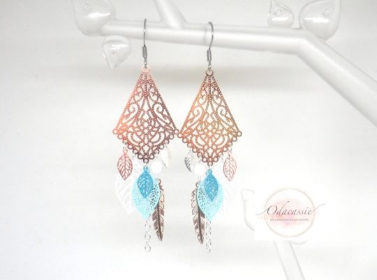 Boucles d'oreilles chandeliers rose gold argenté blanc vert émeraude vert d'eau fines estampes plumes feuilles et perles en verre de Bohême boucles d'oreilles attrape-rêves dreamcatcher pièce unique par Odacassie les créations de Cassandre bijoux et accessoires faits main bijoux poétiques bijoux bohèmes bijoux romantiques idée cadeau femme