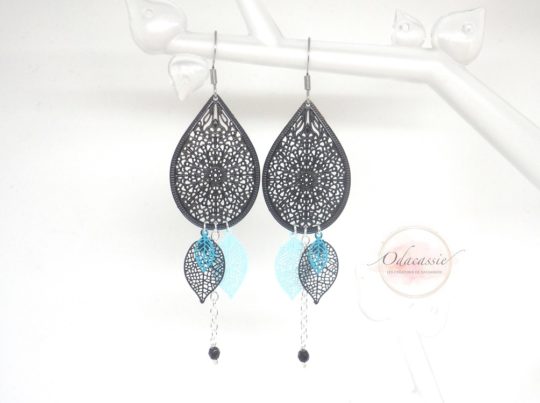 Boucles d'oreilles gouttes noires argenté vert d'eau vert émeraude esprit attrape-rêves dreamcatcher avec fines estampes gouttes et feuilles perles en verre de Bohême pièce unique crochets acier inoxydable par Odacassie les créations de Cassandre bijoux et accessoires faits main bijoux poétiques bijoux bohèmes bijoux romantiques idée cadeau femme