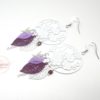 Boucles d'oreilles fleurs blanches avec fines estampes feuilles mauves et violettes petits oiseaux colibris ou colombes boucles d'oreilles esprit attrape-rêves dreamcatcher avec crochets en acier inoxydable sautoir coordonné bijoux en édition très limitée par Odacassie les créations de Cassandre bijoux et accessoires faits main bijoux poétiques bijoux bohèmes bijoux romantiques idée cadeau femme