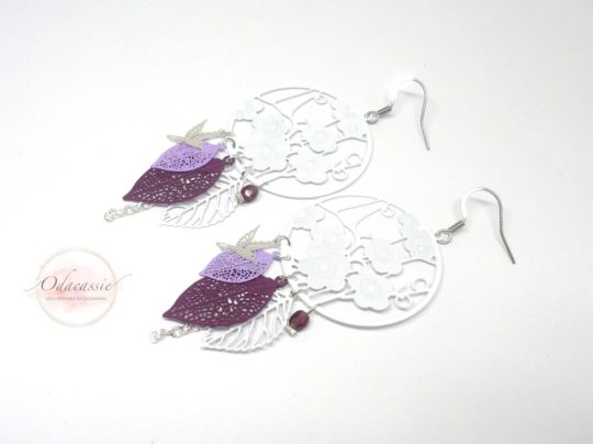 Boucles d'oreilles fleurs blanches avec fines estampes feuilles mauves et violettes petits oiseaux colibris ou colombes boucles d'oreilles esprit attrape-rêves dreamcatcher avec crochets en acier inoxydable sautoir coordonné bijoux en édition très limitée par Odacassie les créations de Cassandre bijoux et accessoires faits main bijoux poétiques bijoux bohèmes bijoux romantiques idée cadeau femme