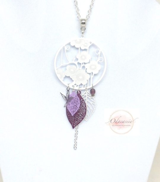 Sautoir fleurs blanches avec fines estampes feuilles mauves et violettes petit oiseau colibri ou colombe long collier esprit attrape-rêves dreamcatcher boucles d'oreilles coordonnées bijoux en édition très limitée par Odacassie les créations de Cassandre bijoux et accessoires faits main bijoux poétiques bijoux bohèmes bijoux romantiques idée cadeau femme