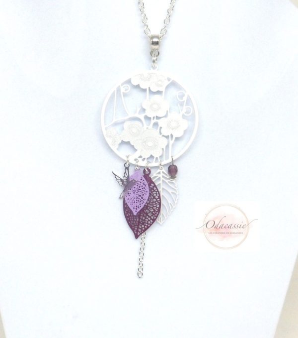 Sautoir fleurs blanches avec fines estampes feuilles mauves et violettes petit oiseau colibri ou colombe long collier esprit attrape-rêves dreamcatcher boucles d'oreilles coordonnées bijoux en édition très limitée par Odacassie les créations de Cassandre bijoux et accessoires faits main bijoux poétiques bijoux bohèmes bijoux romantiques idée cadeau femme