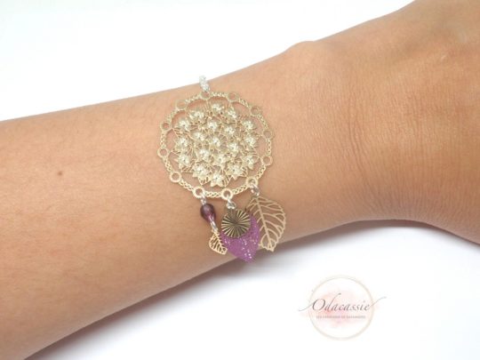 Bracelet fleurs doré violet argenté avec fines estampes fleurs et feuilles sequins dorés perles en verre de Bohême bracelet style attrape-rêves dreamcatcher, par Odacassie les créations de Cassandre bijoux et accessoires faits main bijoux poétiques bijoux bohèmes bijoux romantiques idée cadeau femme