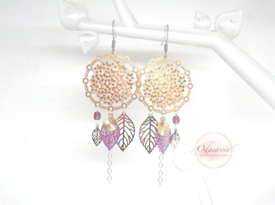 Boucles d'oreilles fleurs doré violet argenté avec fines estampes fleurs et feuilles perles en verre de Bohême boucles d'oreilles esprit attrape-rêves dreamcatcher avec crochets en acier inoxydable bijou en édition limitée par Odacassie les créations de Cassandre bijoux et accessoires faits main bijoux poétiques bijoux bohèmes bijoux romantiques idée cadeau femme