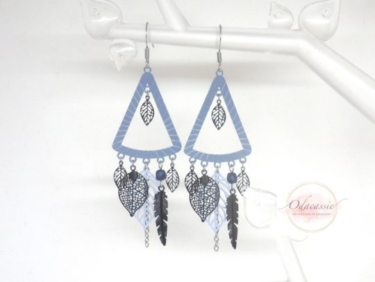 Boucles d'oreilles triangles bleu gris noir argenté avec fines estampes triangles feuilles plumes et perles esprit attrape-rêves dreamcatcher crochets en acier inoxydable pièce unique par Odacassie les créations de Cassandre bijoux et accessoires faits main bijoux poétiques bijoux bohèmes bijoux romantiques idée cadeau femme