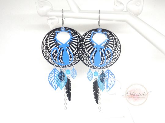 Boucles d'oreilles chats bleu roi bleu turquoise noir et argenté avec fines estampes rosaces chats feuilles et plumes et perles en verre de Bohême crochets en acier inoxydable pièce unique attrape-rêves dreamcatcher par Odacassie les créations de Cassandre bijoux et accessoires faits main bijoux poétiques bijoux bohèmes bijoux romantiques idée cadeau femme