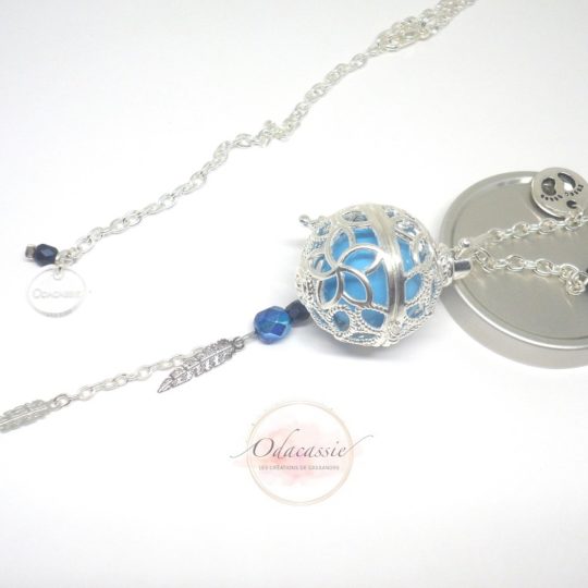 Bola de grossesse camaïeu de bleu et argenté avec cage fleurs de tiaré plumes perles petits pieds bola de grossesse pièce unique par Odacassie les créations de Cassandre bijoux et accessoires faits main bijoux poétiques bijoux bohèmes bijoux romantiques idée cadeau naissance idée cadeau grossesse idée cadeau femme enceinte idée cadeau future maman