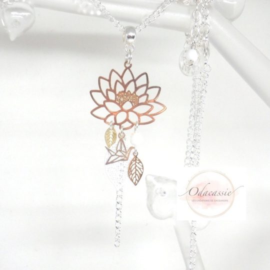 Sautoir fleur de lotus doré argenté blanc avec fines estampes fleur de lotus feuilles et oiseau origami perles en verre de Bohême long collier fait main par Odacassie les créations de Cassandre bijoux et accessoires faits main bijoux poétiques bijoux bohèmes bijoux romantiques idée cadeau femme