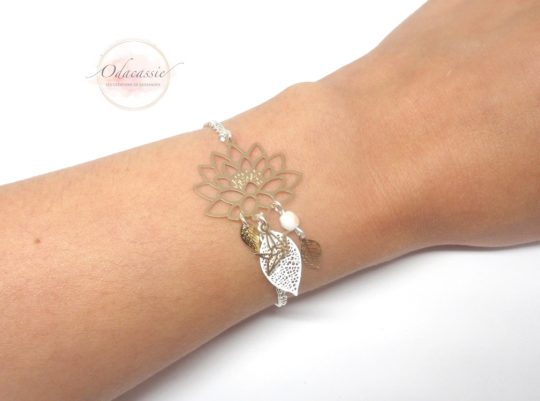 Bracelet fleur de lotus doré argenté blanc avec fines estampes fleur de lotus feuilles et oiseau origami perles en verre de Bohême bracelet fait main par Odacassie les créations de Cassandre bijoux et accessoires faits main bijoux poétiques bijoux bohèmes bijoux romantiques idée cadeau femme