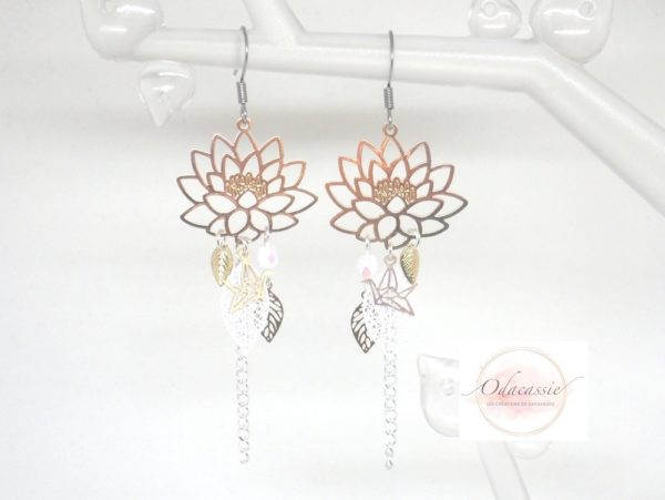 Boucles fleurs de lotus doré argenté blanc avec fines estampes fleur de lotus feuilles et oiseaux origami perles en verre de Bohême crochets acier inoxydable boucles d'oreilles faites main par Odacassie les créations de Cassandre bijoux et accessoires faits main bijoux poétiques bijoux bohèmes bijoux romantiques idée cadeau femme