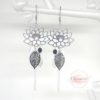 Boucles d'oreilles lotus argentées et noires avec fines estampes fleurs de lotus feuilles et oiseaux origami perles en verre de Bohême crochets acier inoxydable boucles d'oreilles faites main par Odacassie les créations de Cassandre bijoux et accessoires faits main bijoux poétiques bijoux bohèmes bijoux romantiques idée cadeau femme