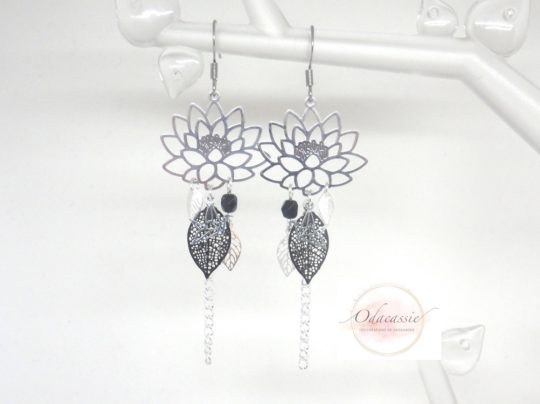 Boucles d'oreilles lotus argentées et noires avec fines estampes fleurs de lotus feuilles et oiseaux origami perles en verre de Bohême crochets acier inoxydable boucles d'oreilles faites main par Odacassie les créations de Cassandre bijoux et accessoires faits main bijoux poétiques bijoux bohèmes bijoux romantiques idée cadeau femme