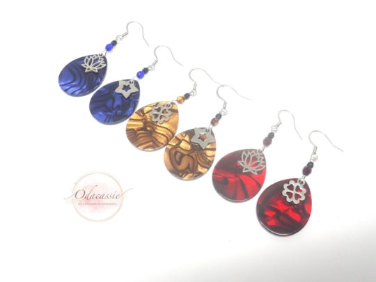 Boucles d'oreilles breloques acier inoxydable et pendentifs gouttes en acétate de cellulose au choix perles en verre de Bohême noir rouge marron ou bleu fleur de lotus trèfle à quatre coeurs ou étoile crochets en acier inoxydable boucles d'oreilles personnalisables par Odacassie les créations de Cassandre bijoux et accessoires faits main bijoux poétiques bijoux bohèmes bijoux romantiques idée cadeau femme