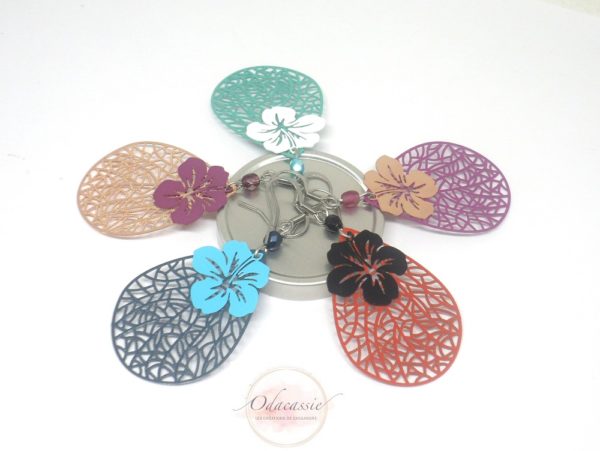 Boucles d'oreilles gouttes et fleurs coloris au choix fines estampes par Odacassie