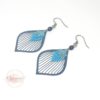Boucles d'oreilles gouttes stylisées fines estampes feuilles oiseaux origami tons bleus par Odacassie