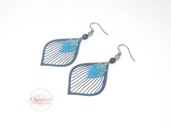 Boucles d'oreilles gouttes stylisées fines estampes feuilles oiseaux origami tons bleus par Odacassie