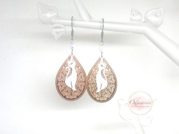 Boucles d'oreilles gouttes et chats blancs or rose pièce unique par Odacassie