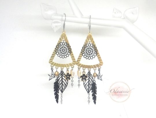 Boucles d'oreilles triangles dorées et noires esprit attrape-rêves par Odacassie