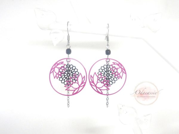 Boucles d'oreilles fleurs de lotus rose fuschia rosaces noires perles par Odacassie