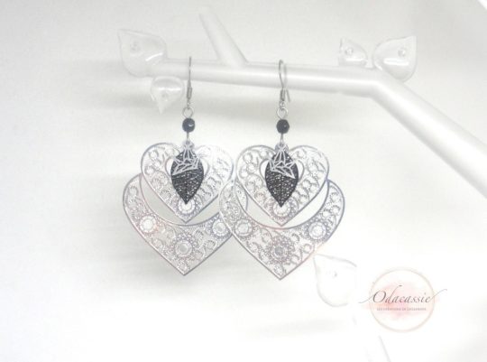 Boucles d'oreilles doubles coeurs argentées noires Saint Valentin par Odacassie