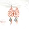 Boucles d'oreilles orange et kaki avec fines estampes spirales feuilles et plumes par Odacassie