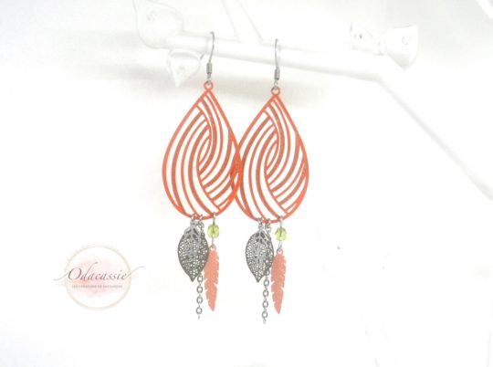 Boucles d'oreilles orange et kaki avec fines estampes spirales feuilles et plumes par Odacassie