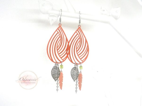 Boucles d'oreilles orange et kaki avec fines estampes spirales feuilles et plumes par Odacassie