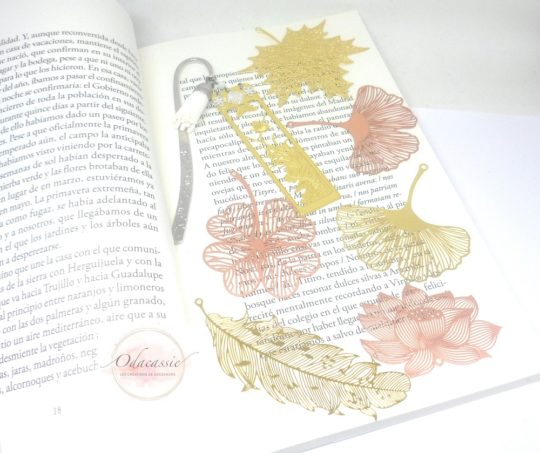 Marque-page au choix fleur de lotus plume feuille de ginkgo trèfle à quatre feuilles érable perles pompons par Odacassie