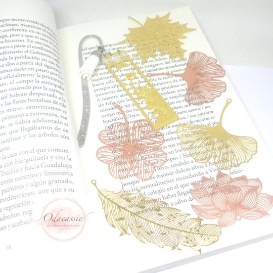 Marque-page au choix fleur de lotus plume feuille de ginkgo trèfle à quatre feuilles érable perles pompons par Odacassie