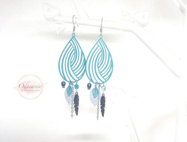 Boucles d'oreilles gouttes émeraude gris bleu nuit estampes perles attrape-rêves plumes par Odacassie