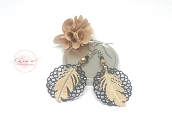 Boucles d'oreilles rosaces et plumes noir doré perles acier inoxydable pièce unique par Odacassie les créations de Cassandre