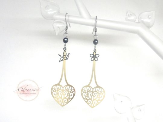 Boucles d'oreilles cœurs suspendus doré noir fines estampes oiseau origami fleur perles acier inoxydable par Odacassie