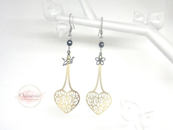 Boucles d'oreilles cœurs suspendus doré noir fines estampes oiseau origami fleur perles acier inoxydable par Odacassie