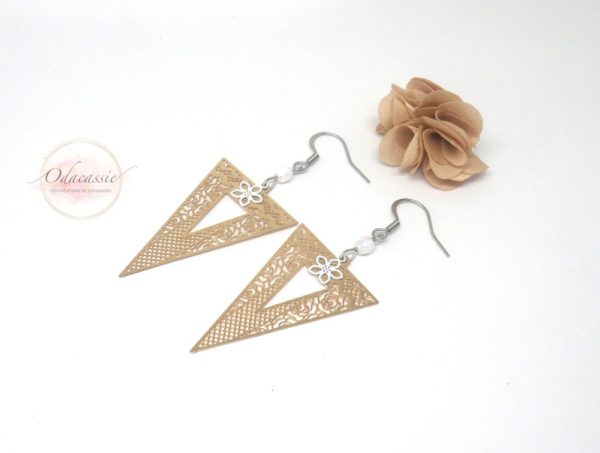 Boucles d'oreilles triangles inversés fine dentelle fleurs estampes perles acier inoxydable par Odacassie les créations de Cassandre bijoux poétiques bijoux bohèmes bijoux romantiques