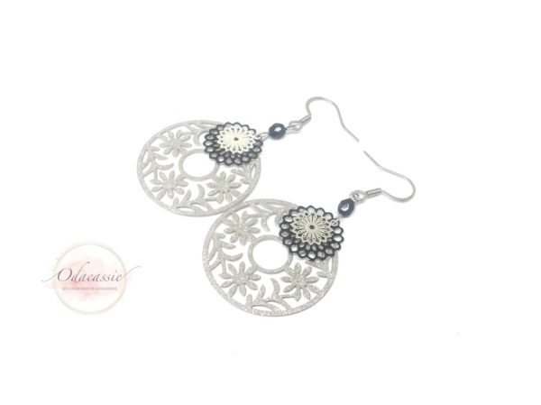 Boucles d'oreilles fleurs pailletées argentées et noires par Odacassie les créations de Cassandre