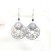 Boucles d'oreilles fleurs pailletées argentées et noires par Odacassie les créations de Cassandre