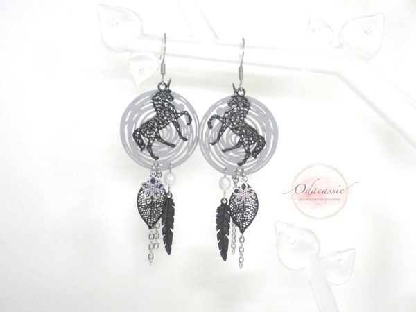 Boucles d'oreilles spirales dreamcatcher avec ou sans licornes au choix noir gris plumes feuilles perles par Odacassie