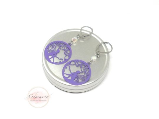 Boucles d'oreilles fées enfant violet blanc opale reflets irisés fines estampes perles en verre de Bohême dormeuses acier inoxydable par Odacassie