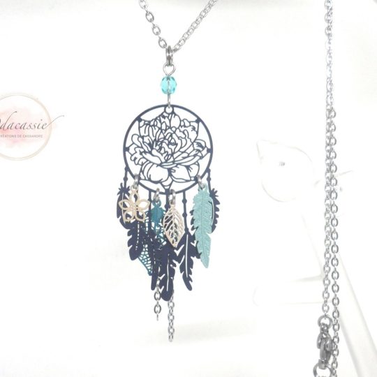 Sautoir dreamcatcher et fleur blue nuit vert bleu beige plumes feuilles fines estampes par Odacassie