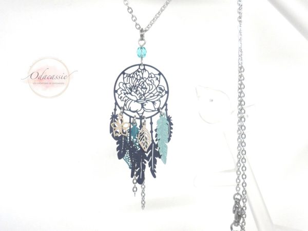 Sautoir dreamcatcher et fleur blue nuit vert bleu beige plumes feuilles fines estampes par Odacassie